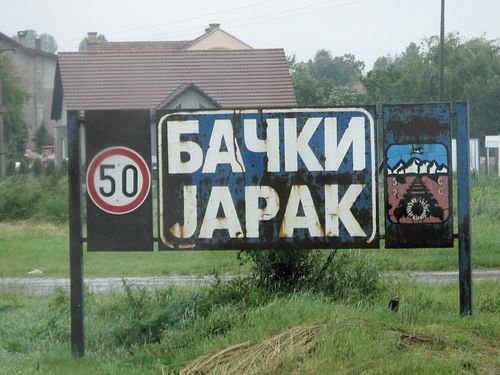 Bild 2: Ortseinfahrt in Jarek / Bački Jarak von Novi Sad her.
