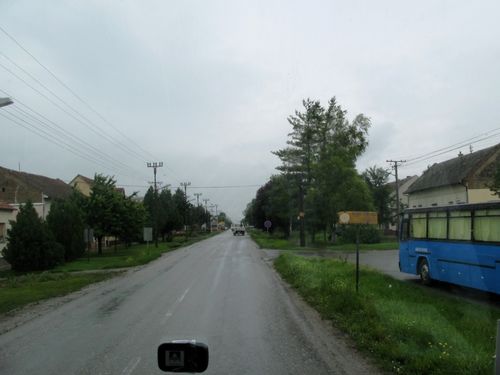 Bild 3: Die schnurgerade “Hauptgasse” am Ortseingang in Jarek von Novi Sad her in Richtung Temerin.