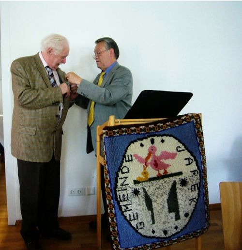 Bild 3 – Hans Supritz überreicht Michael Schmidt die goldene Ehrennadel der Landsmannschaft . . .
